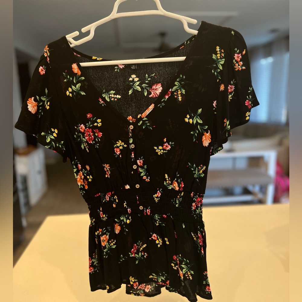 Floral black T-shirt with scrunched waist